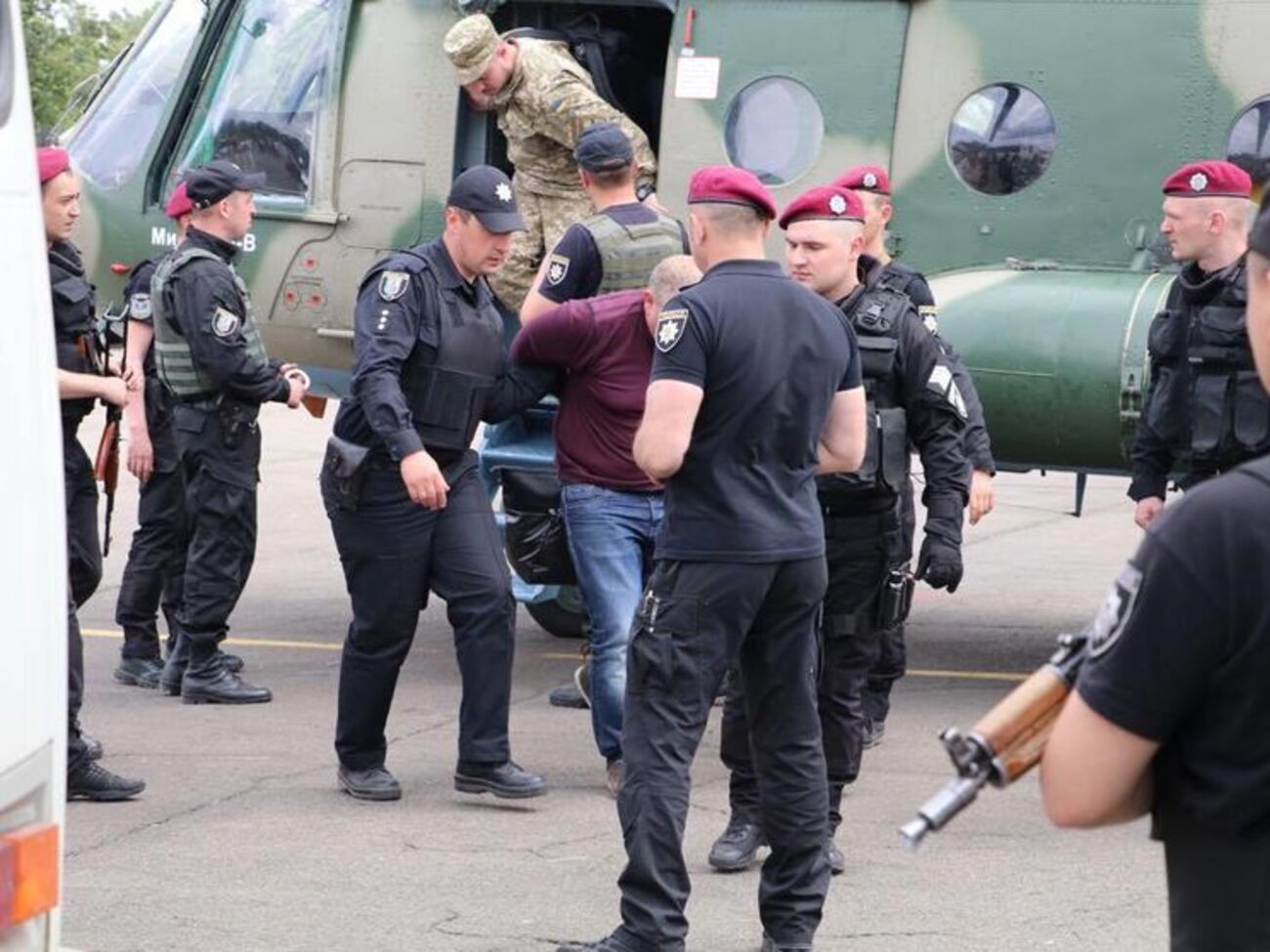 Затриманих доправляли до Києва за допомогою авіації