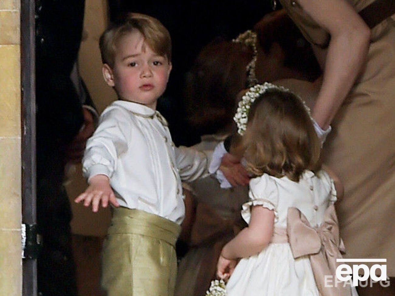 Принц Джордж вирішив узяти приклад сестри й пострибати на шлейфі сукні нареченої &ndash;&nbsp;ЗМІ