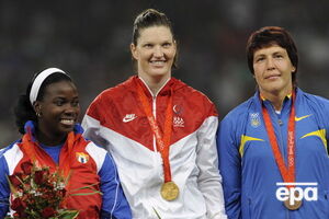 Барриос, Трэфтон и Антонова на пьедестале в Пекине
