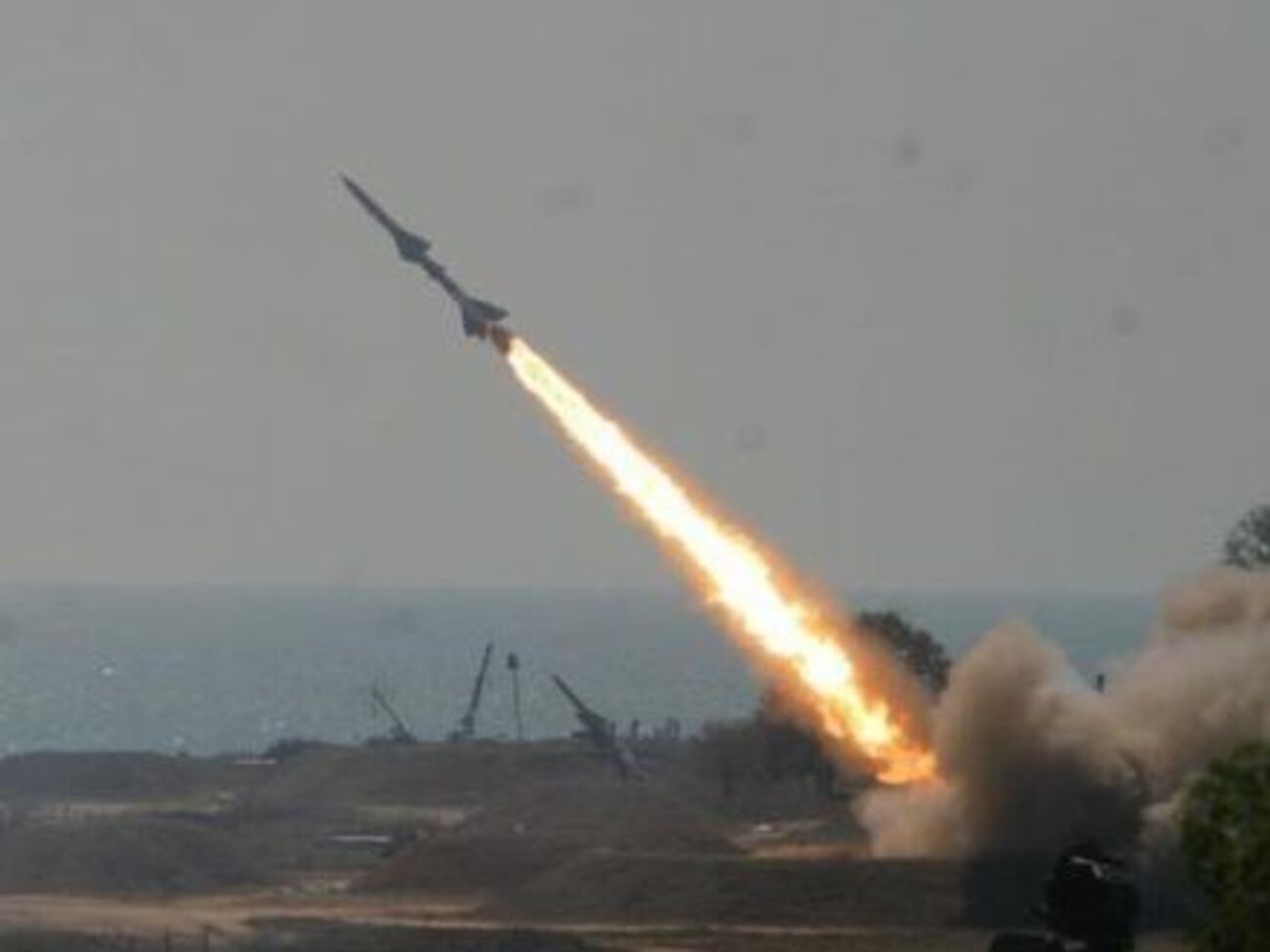 По меньшей мере две ракеты были запущены правительственными войсками в этом районе, сообщили наблюдатели