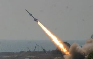 По меньшей мере две ракеты были запущены правительственными войсками в этом районе, сообщили наблюдатели