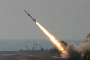 По меньшей мере две ракеты были запущены правительственными войсками в этом районе, сообщили наблюдатели