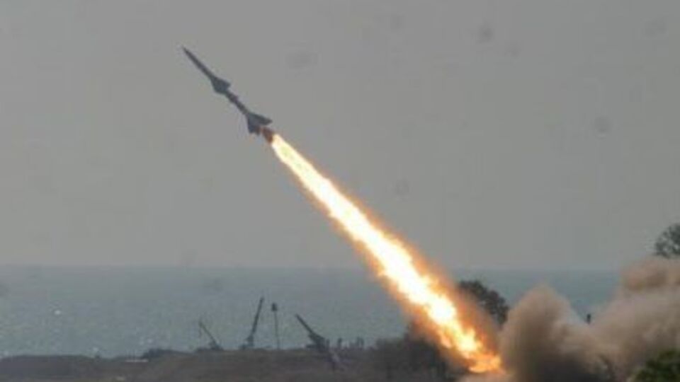 Щонайменше дві ракети були запущені урядовими військами у цьому районі, повідомили спостерігачі