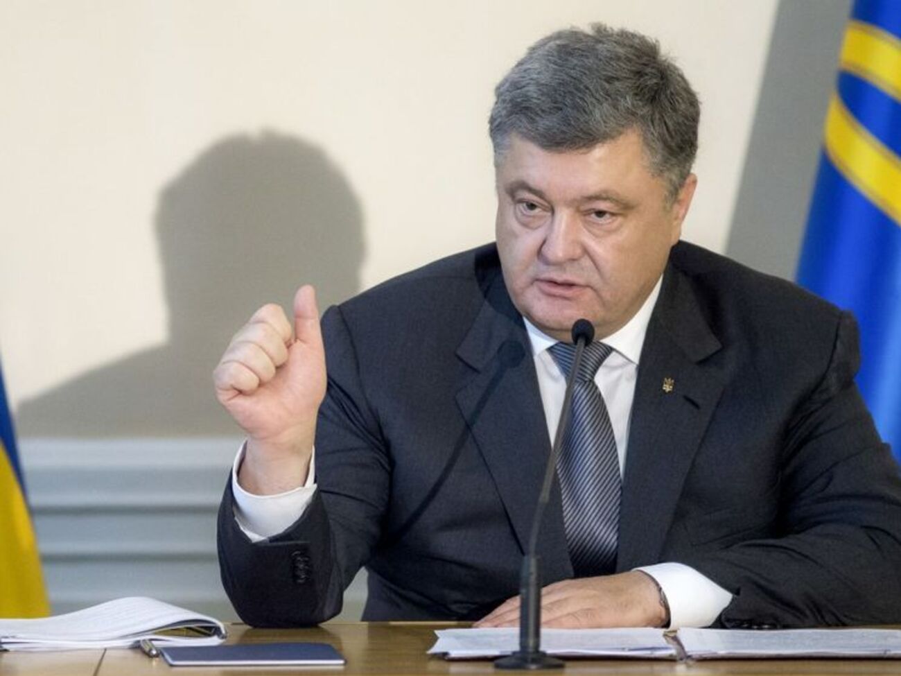 Порошенко поручил проанализировать возможность выдачи загранпаспортов жителям оккупированных регионов