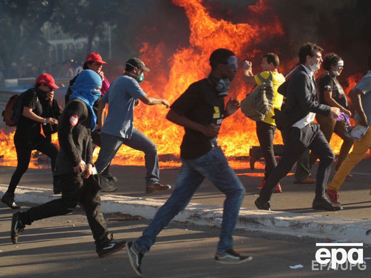 Митингующие подожгли переносные туалеты