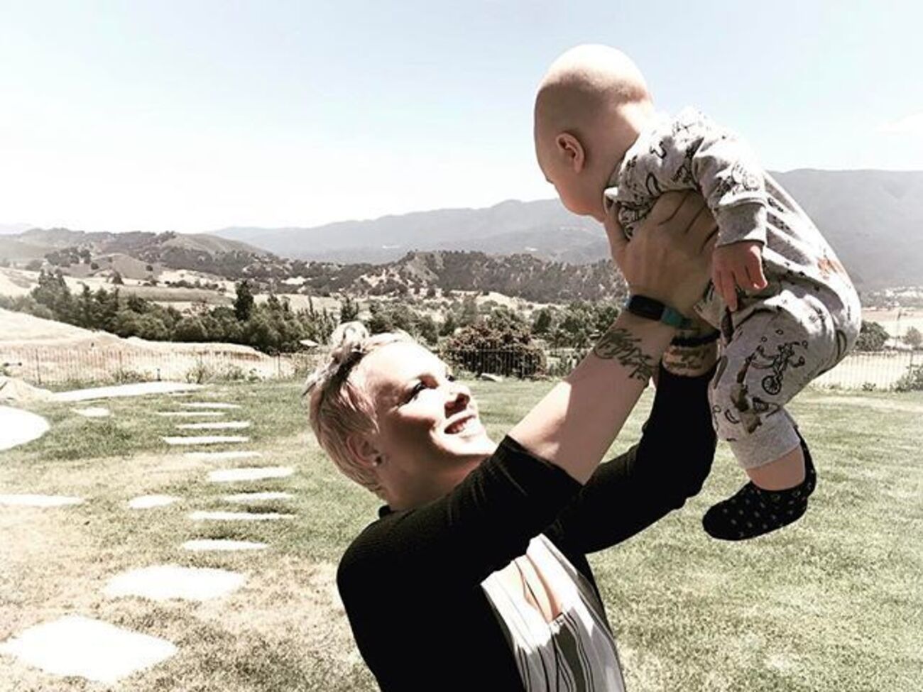 Pink обнародовала фото и видеозапись сына