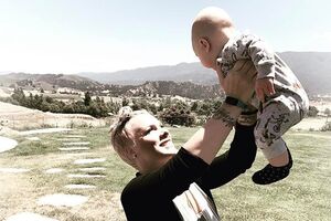 Pink обнародовала фото и видеозапись сына