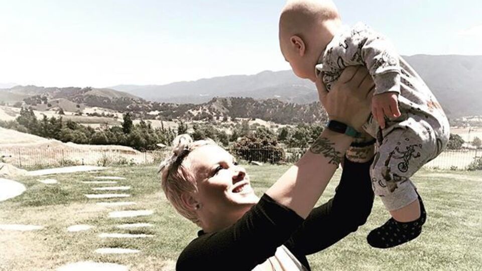 Pink обнародовала фото и видеозапись сына