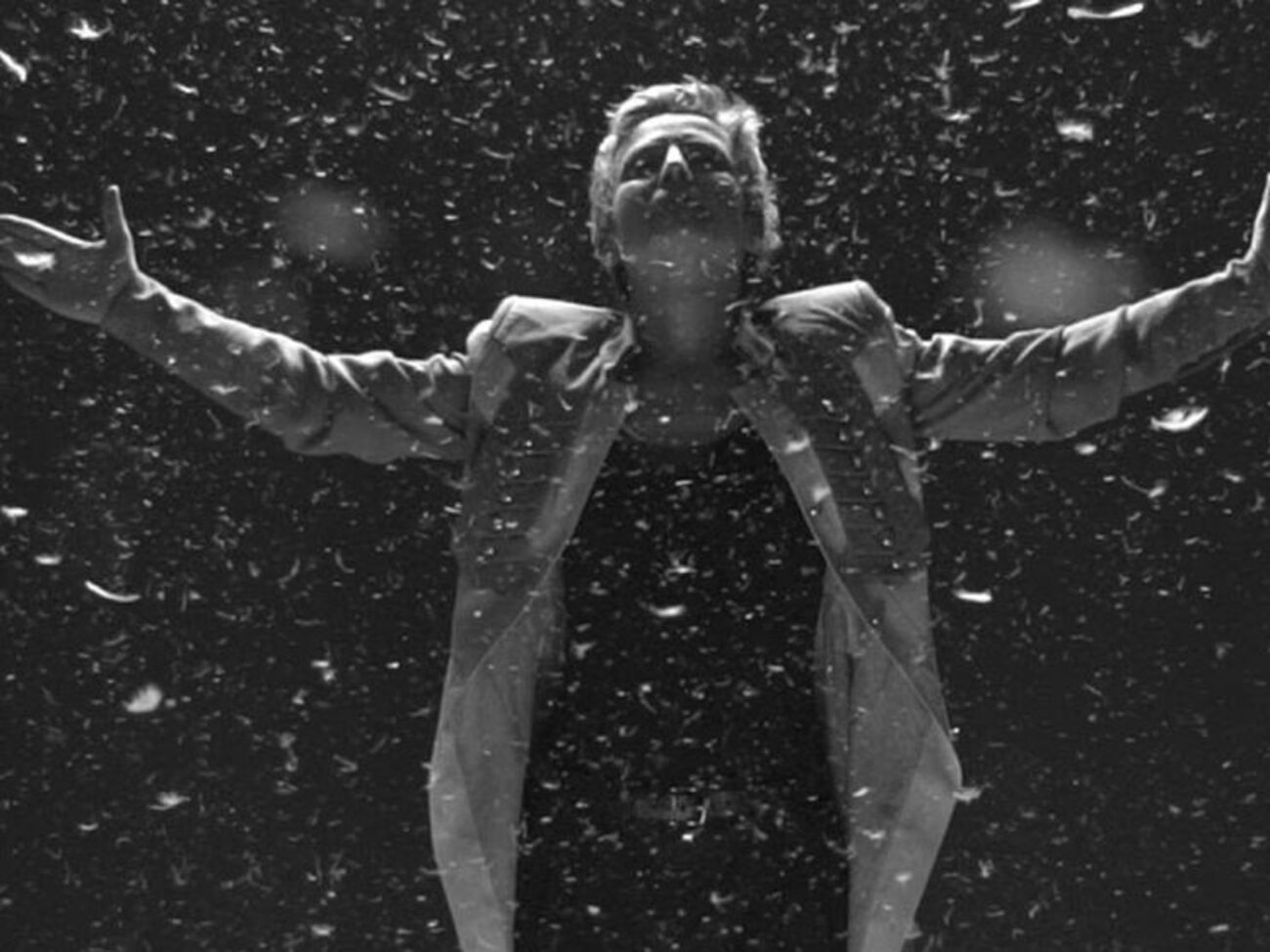 Ролик снят в черно-белой гамме