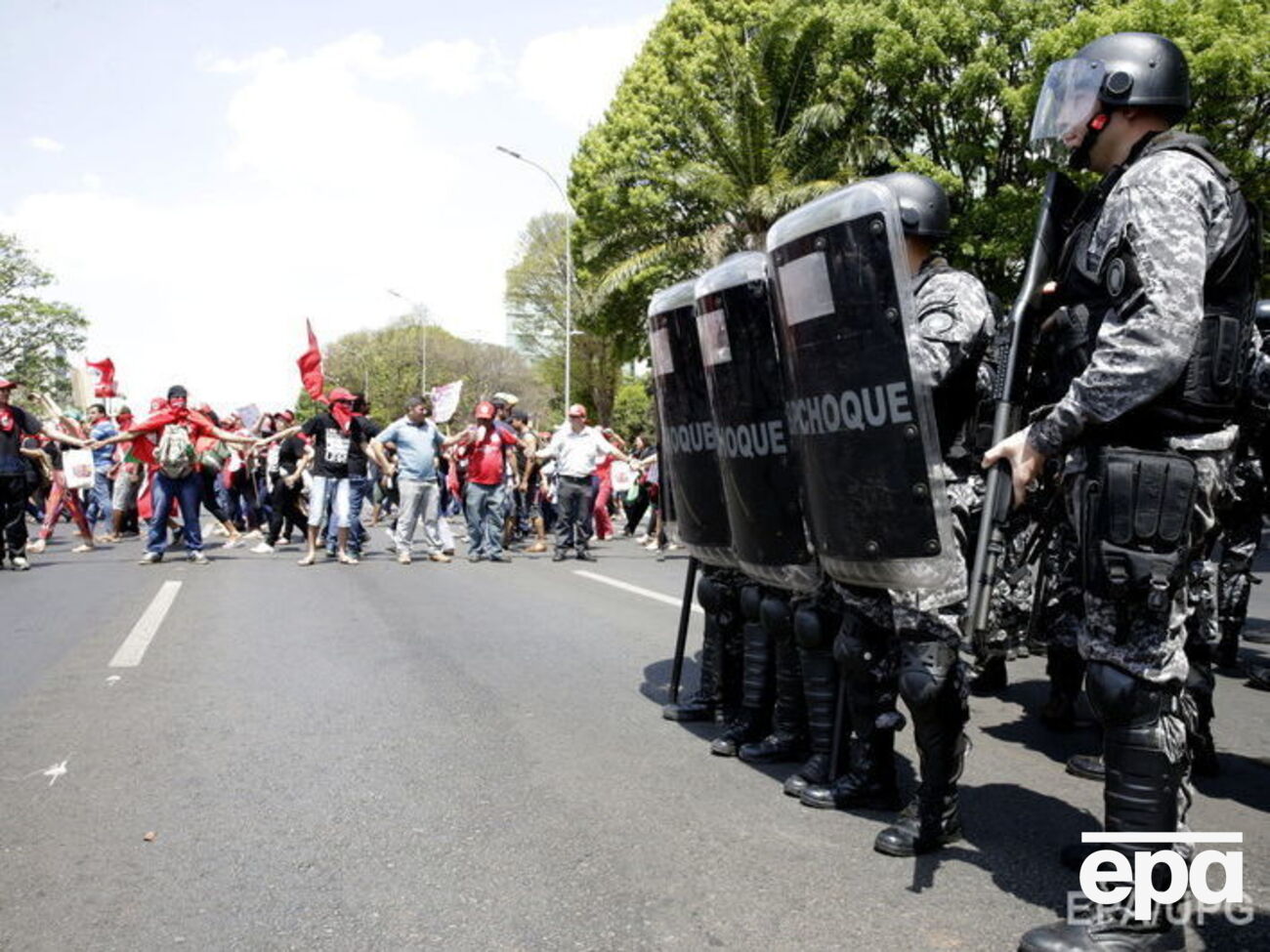 Протестующие в Бразилии требуют отставки президента
