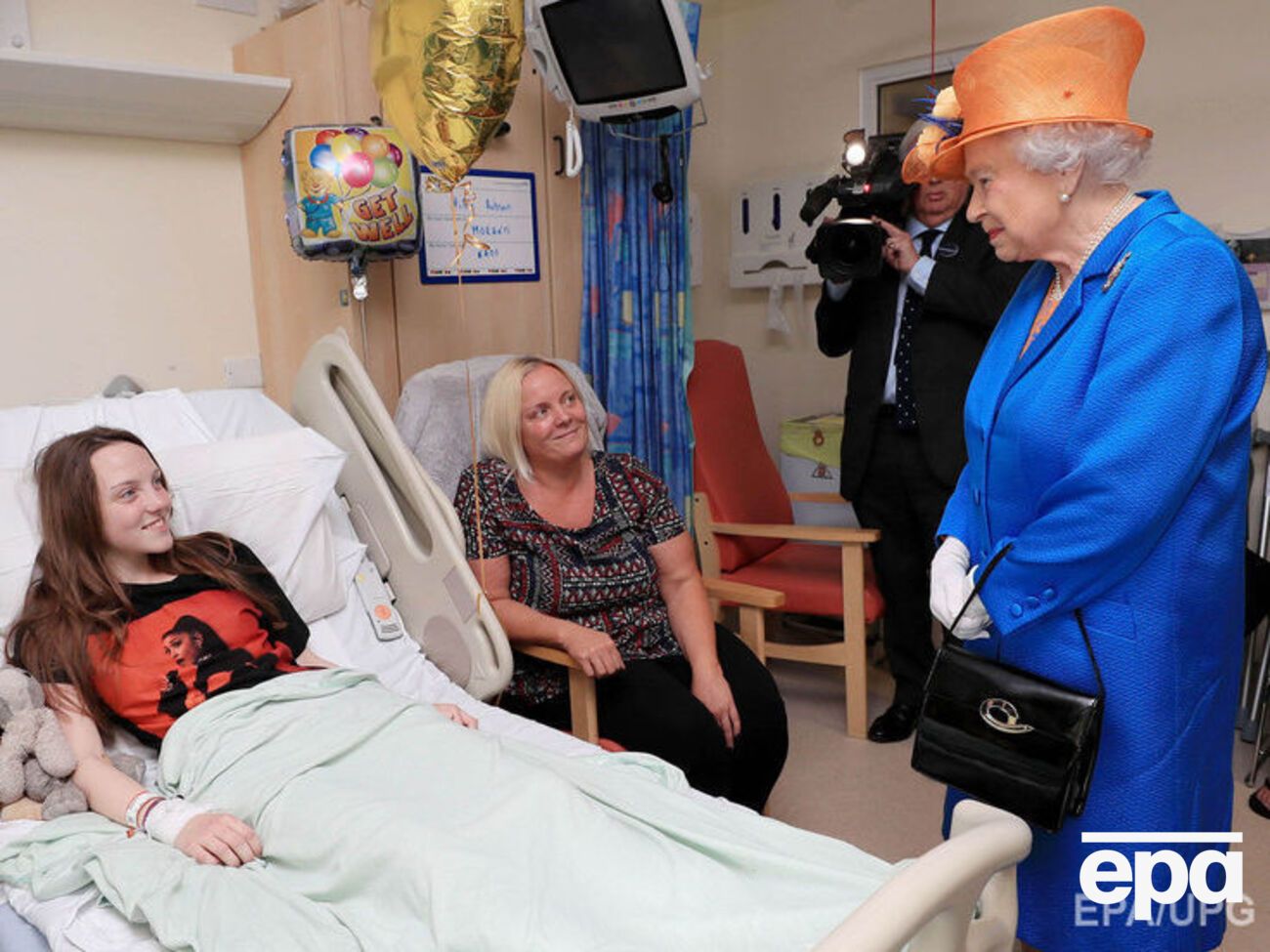 Елизавета Вторая прибыла в детский госпиталь Манчестера