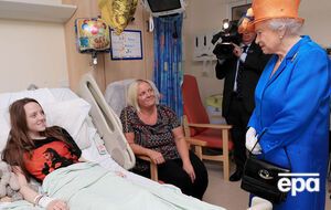 Елизавета Вторая прибыла в детский госпиталь Манчестера