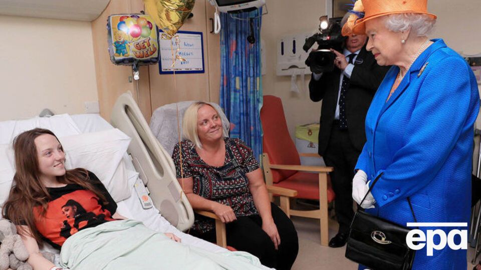 Елизавета Вторая прибыла в детский госпиталь Манчестера