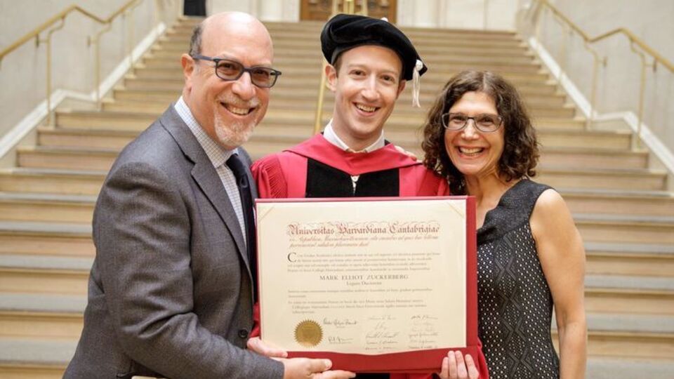 Марк Цукерберг получил гарвардский диплом