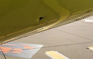 Пассажиры обнаружили дыру в обшивке самолета