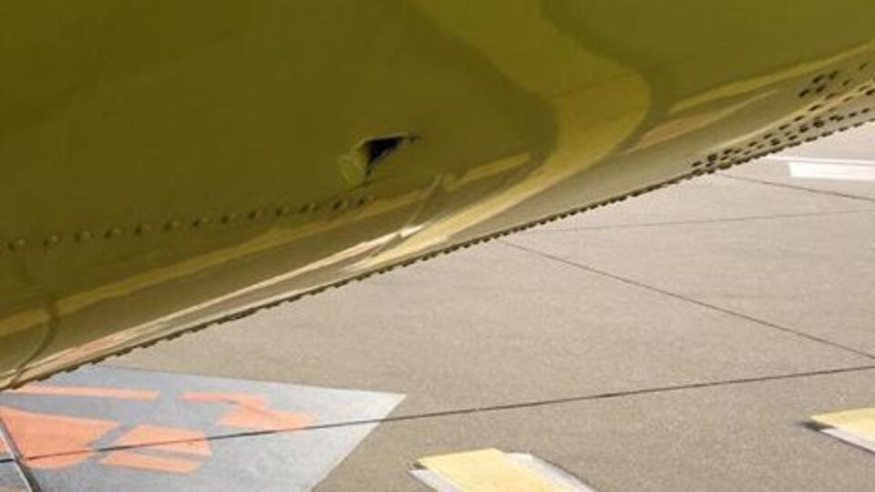 Пассажиры обнаружили дыру в обшивке самолета