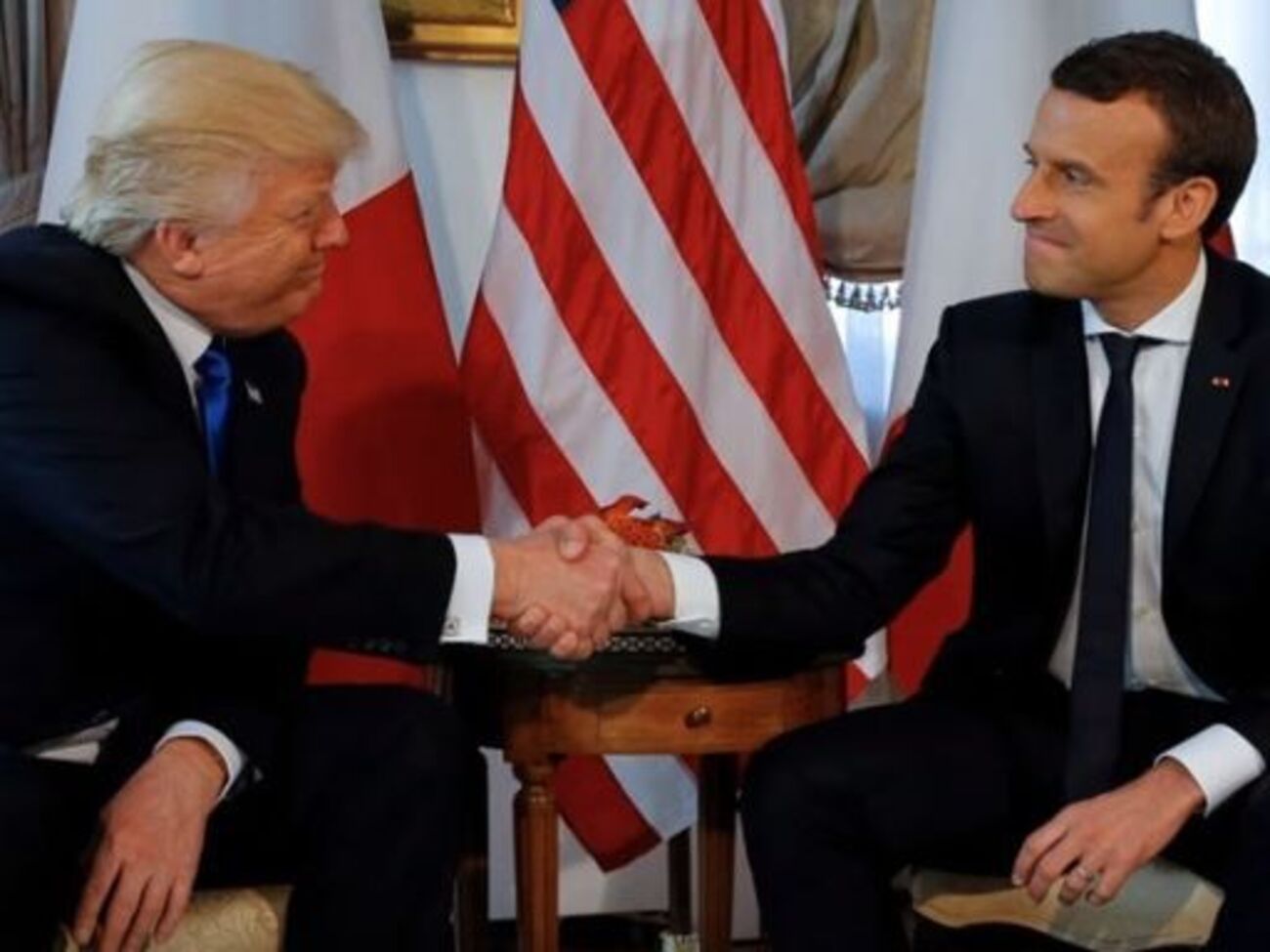 Два лідери довго тиснули один одному руку