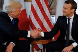 Два лідери довго тиснули один одному руку