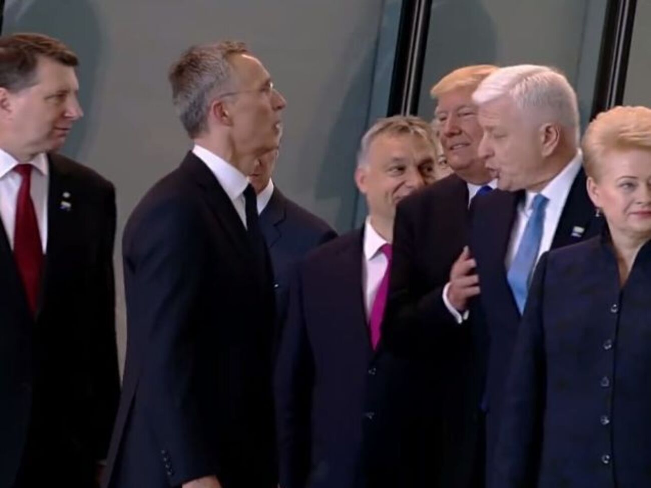 Трамп оттолкнул премьер-министра Черногории
