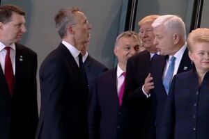 Трамп оттолкнул премьер-министра Черногории