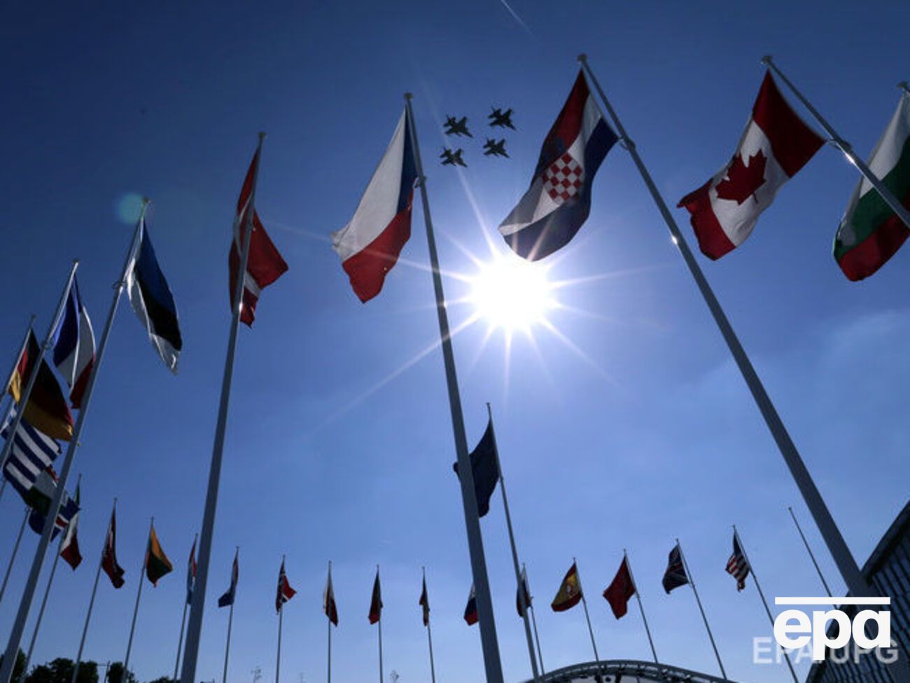 На честь зустрічі військові літаки НАТО здійснили демонстраційні польоти