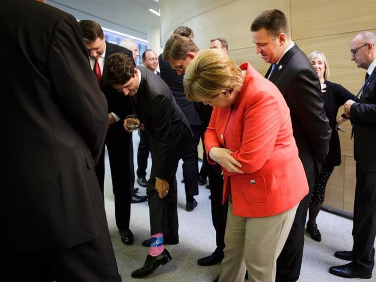 На носках Трюдо изображен логотип НАТО