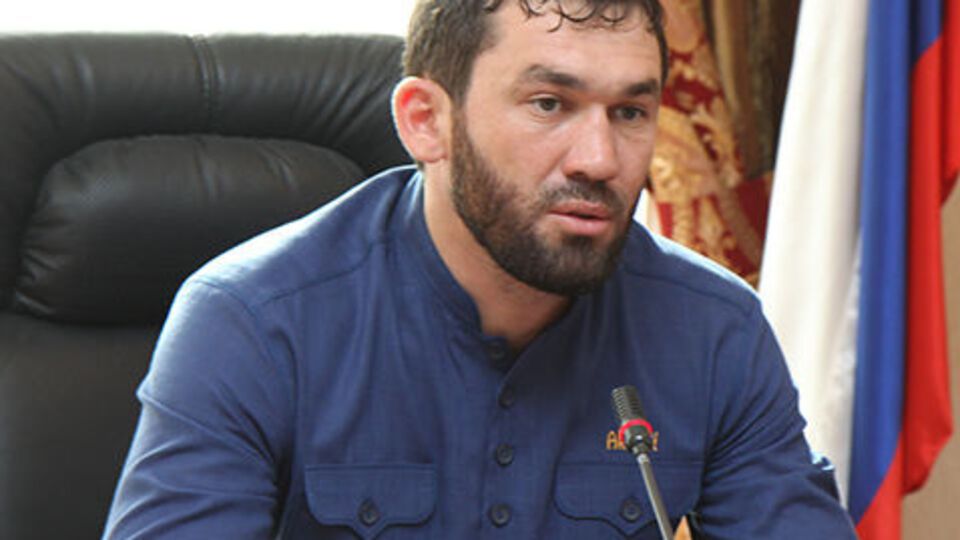 Колишні ув'язнені в Чечні розповіли Human Rights Watch, що Магомед Даудов спостерігав, як поліцейські б'ють в'язнів