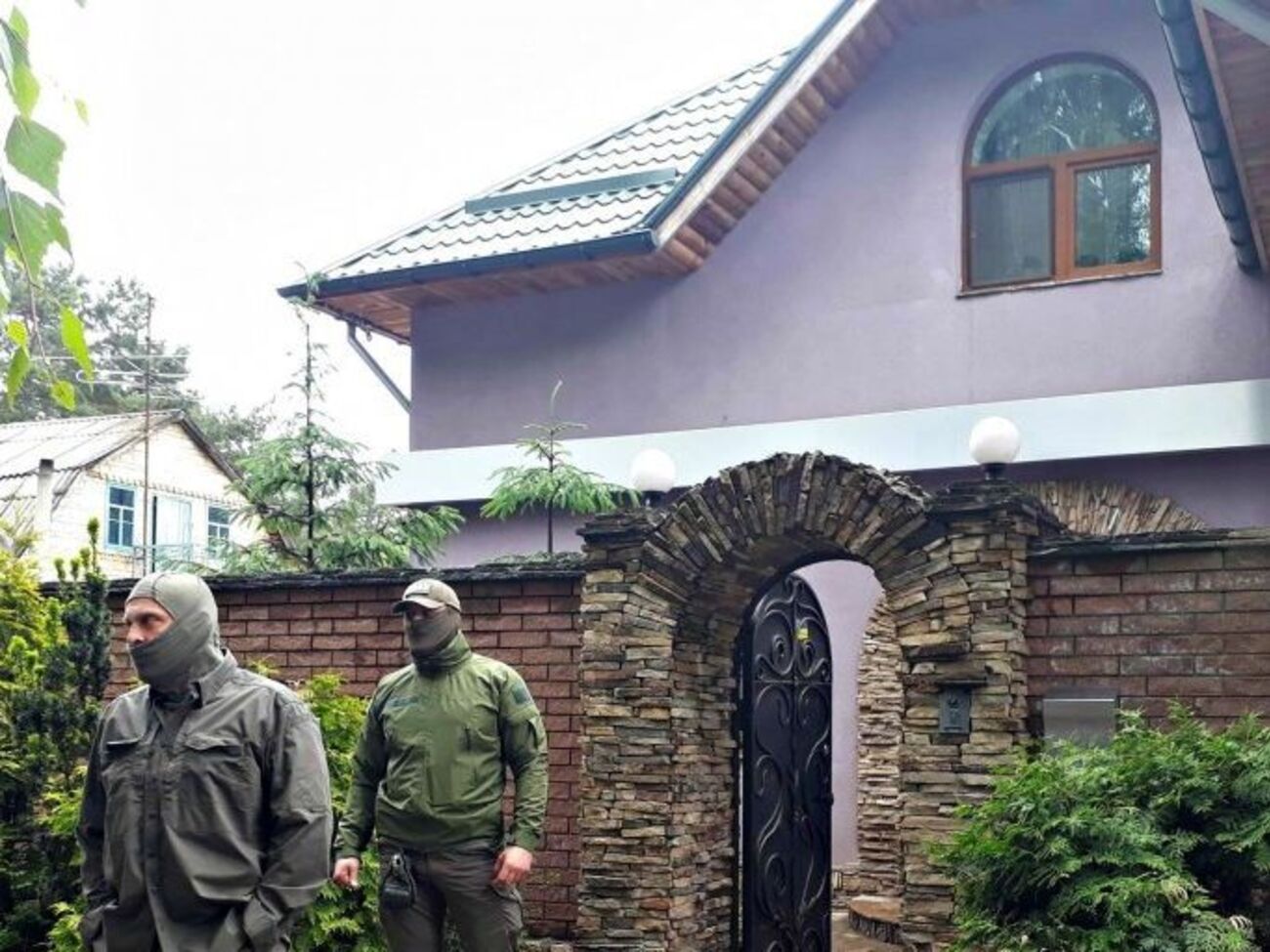 Співробітники НАБУ прийшли з обшуком до голови Окружного адмінсуду Києва