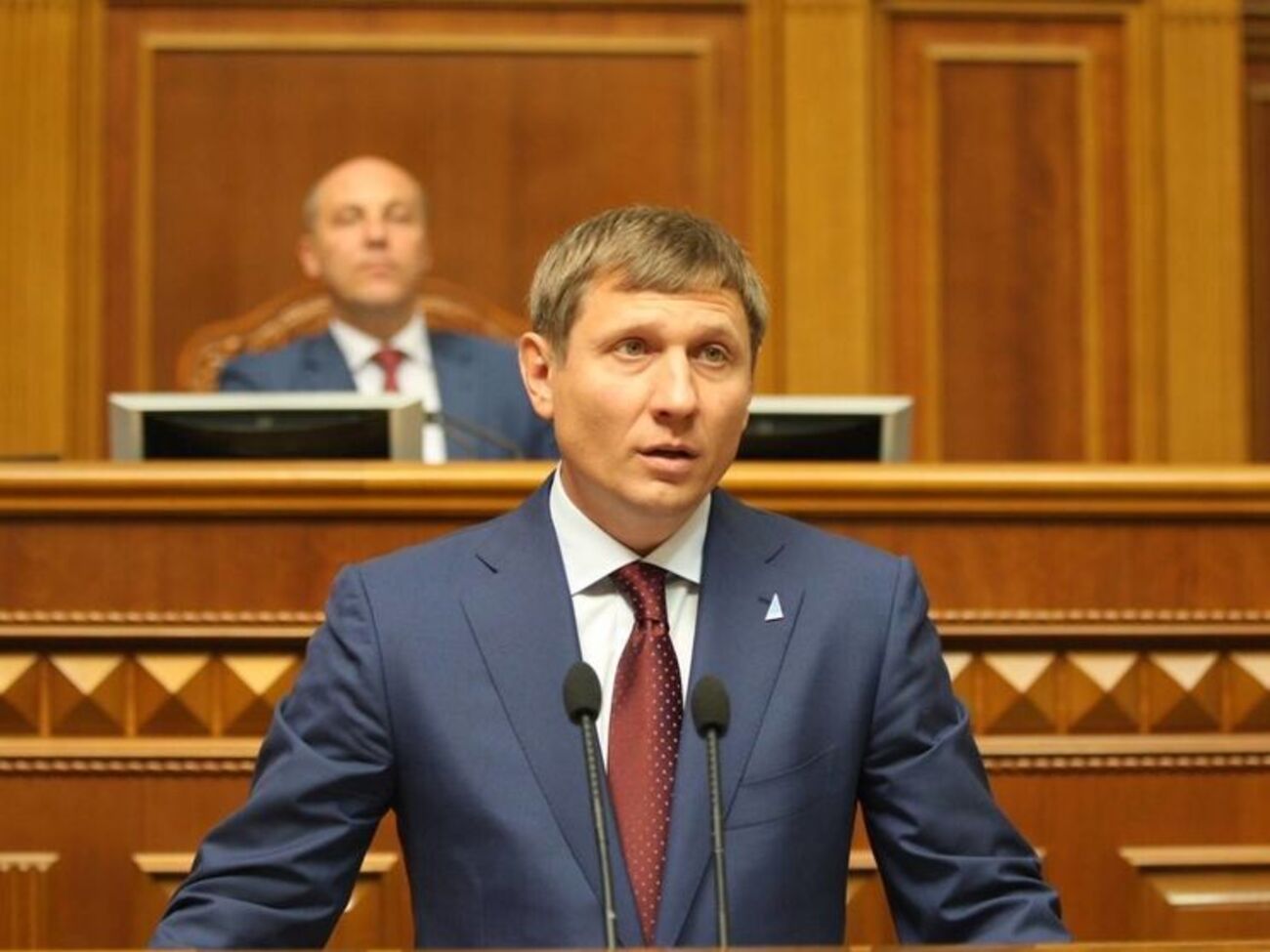 Шахов стверджує, що листувався з другом, який використовував смартфон дочки