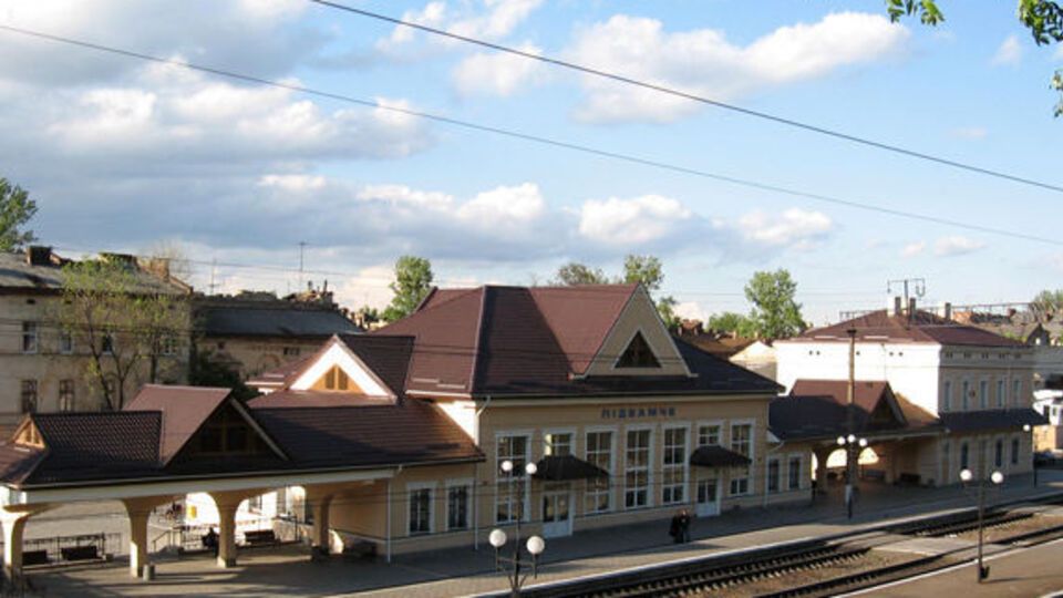 На станції Підзамче зупинятиметься сім поїздів