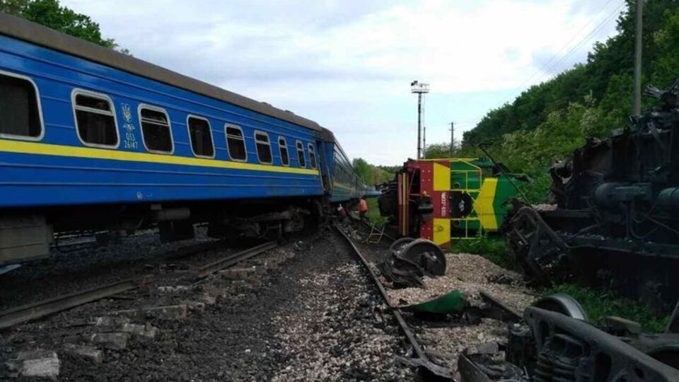 У Хмельницькій області зіткнулися товарний і пасажирський поїзди, шестеро людей постраждали. Фоторепортаж