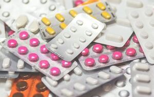 The Economist пишет, что если раньше в Украине было два или три поставщика лекарственных средств, то агенты британской компании Crown Agents привлекли в страну более 30 новых