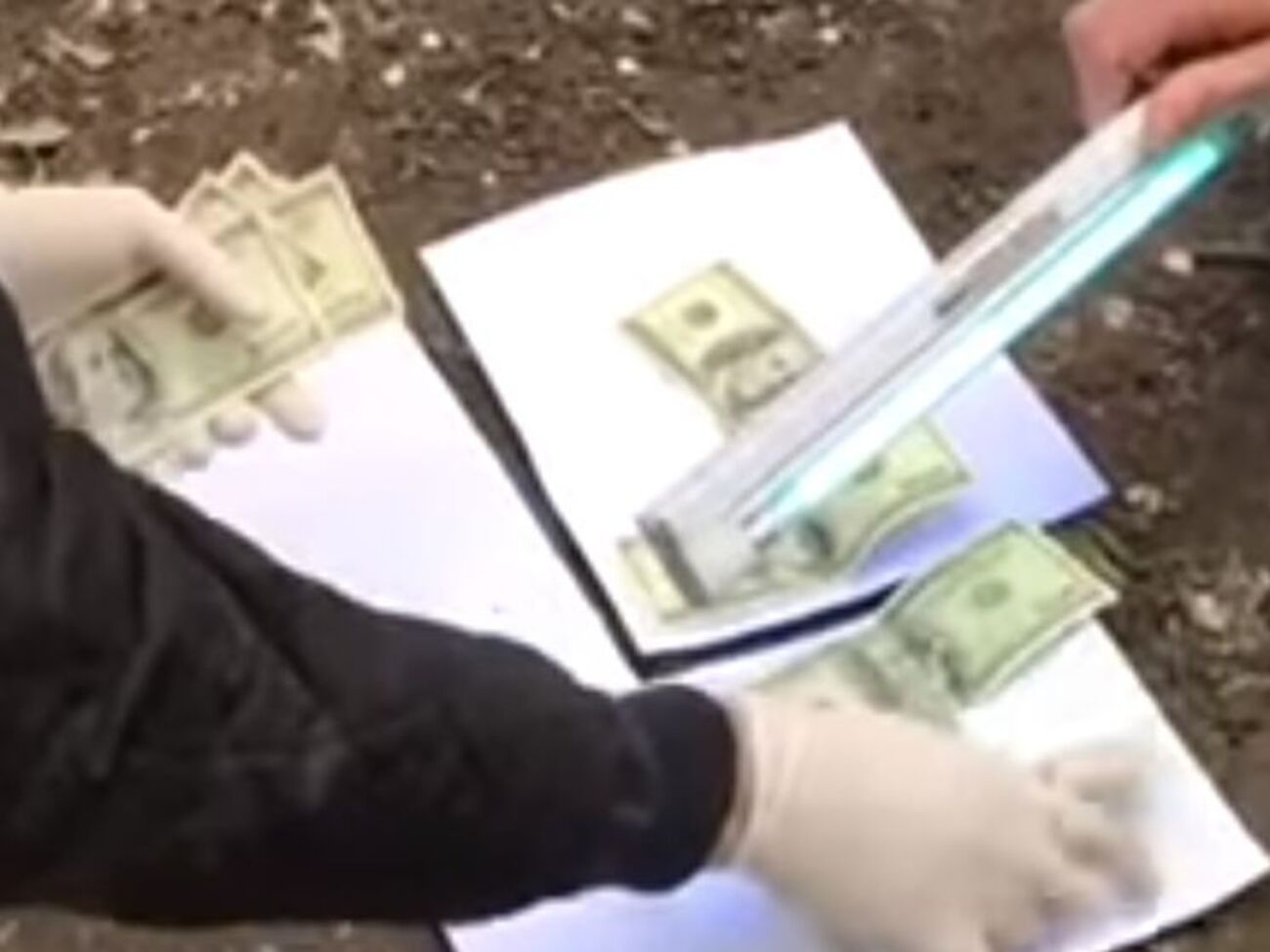 Оперативники СБУ затримали поліцейських у центральному парку Рівного під час отримання грошей