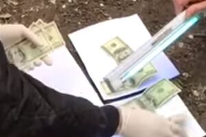 Оперативники СБУ затримали поліцейських у центральному парку Рівного під час отримання грошей