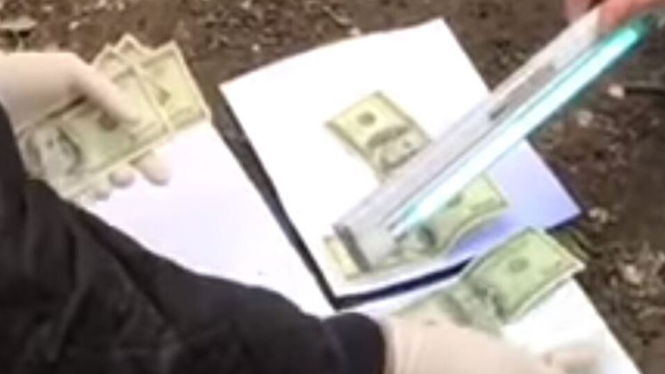 Оперативники СБУ задержали полицейских в центральном парке Ровно во время получения денег
