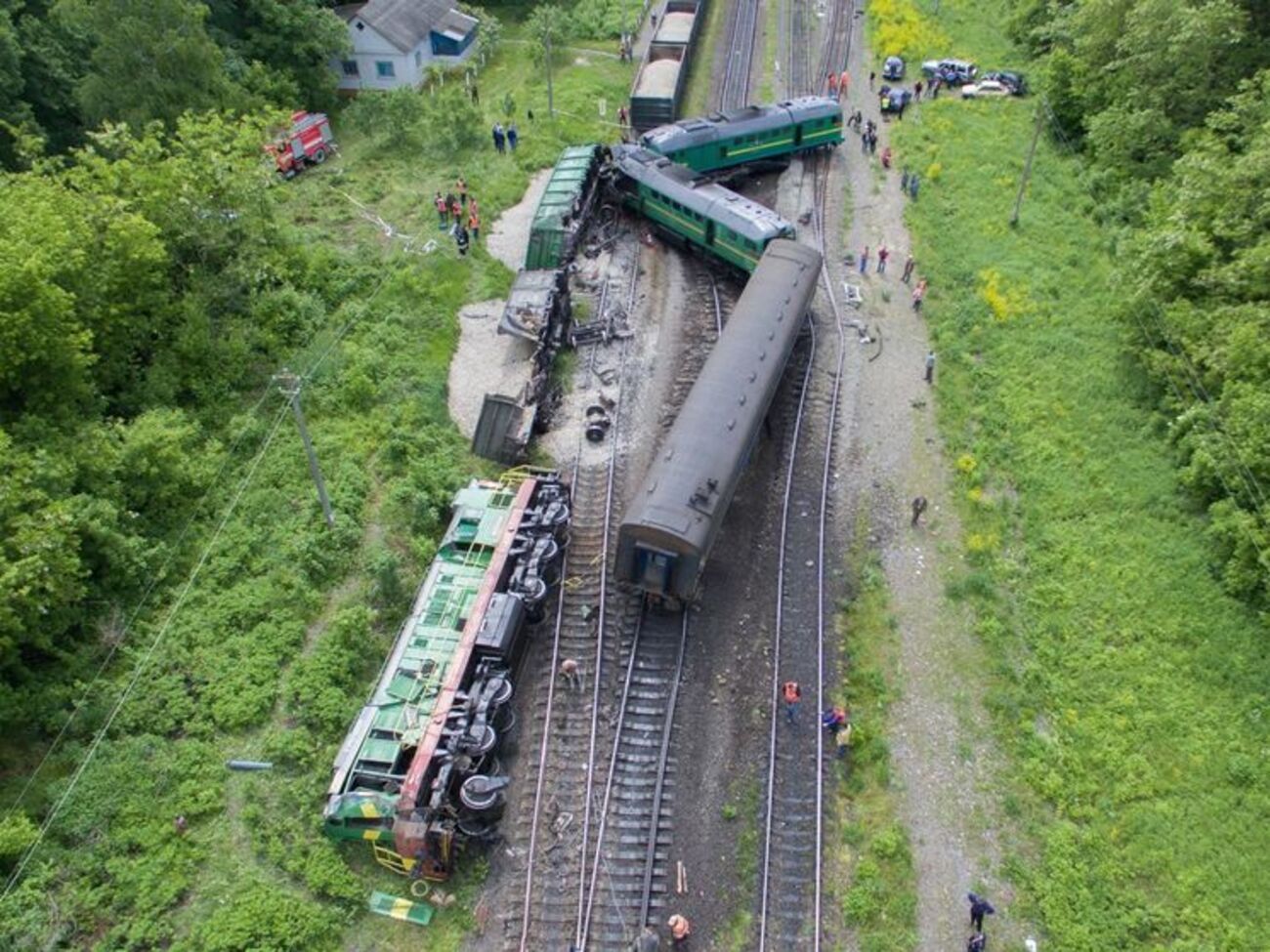 Локомотив и два вагона грузового поезда опрокинулись