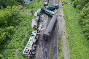 Локомотив і два вагони грузового потяга перевернулися