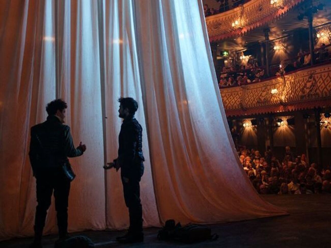 Эвакуация театра проводилась в качестве меры предосторожности