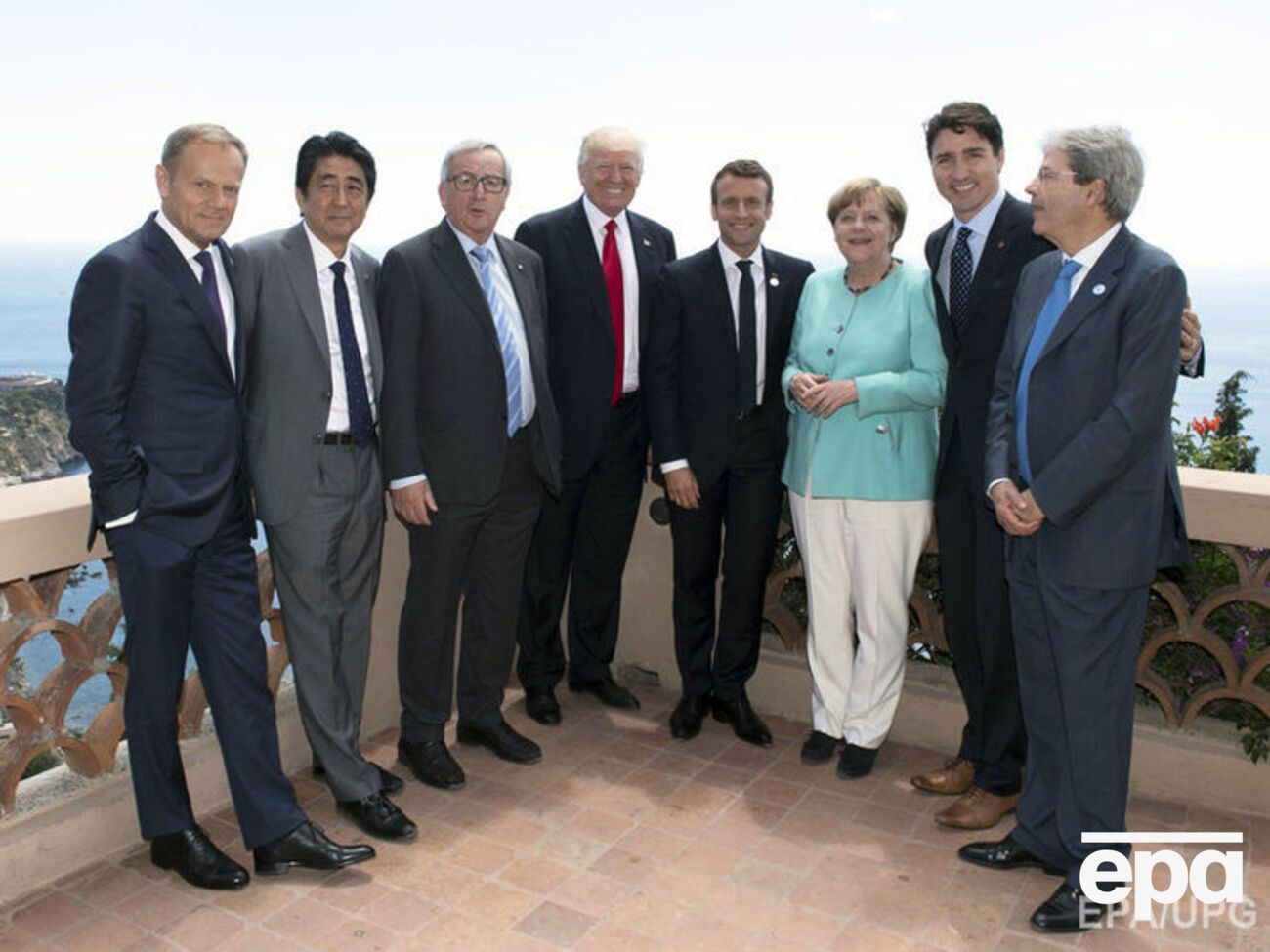 Место для совместного фото было на вершине небольшого холма