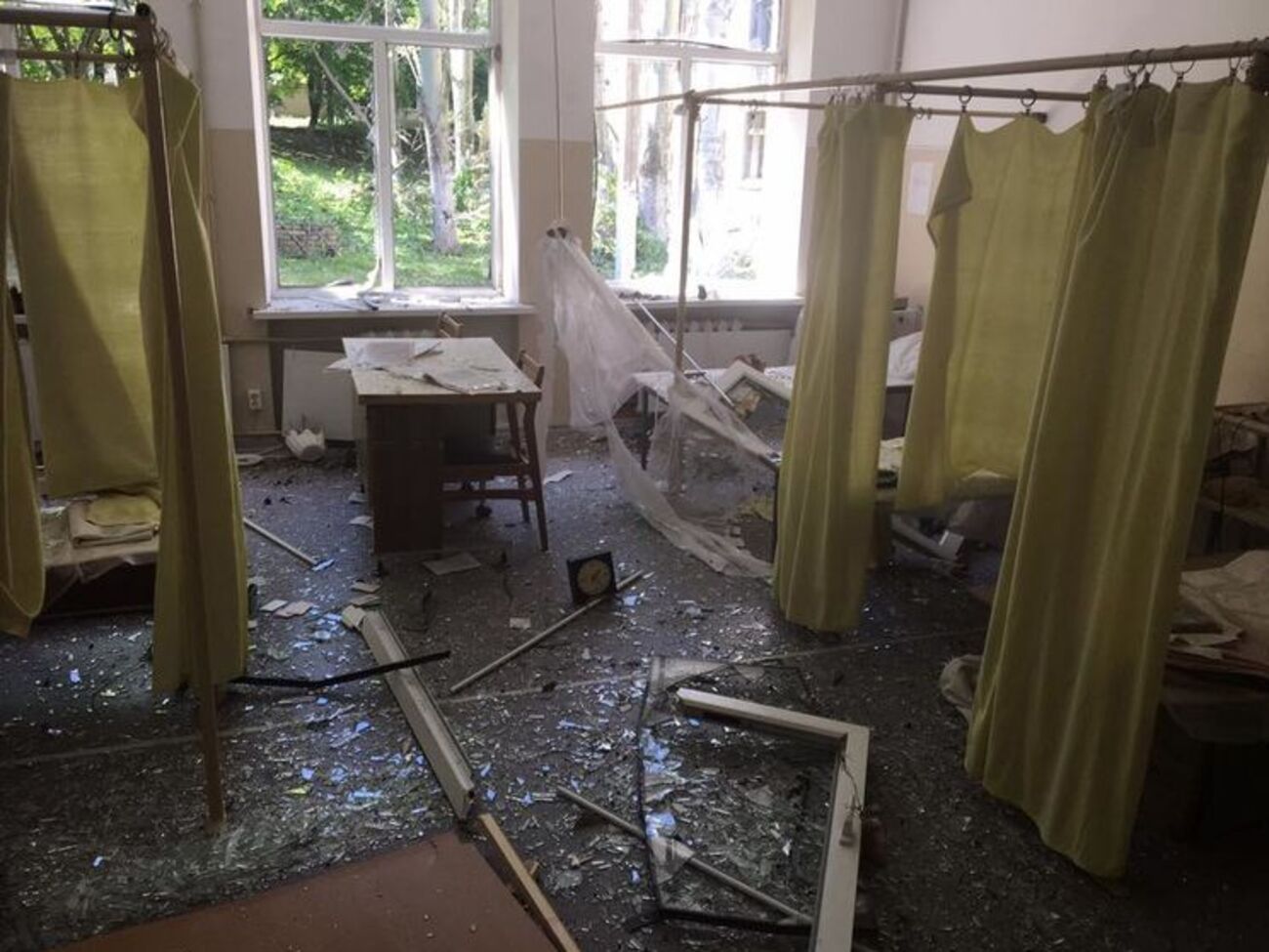 В результате обстрела повреждено здание больницы