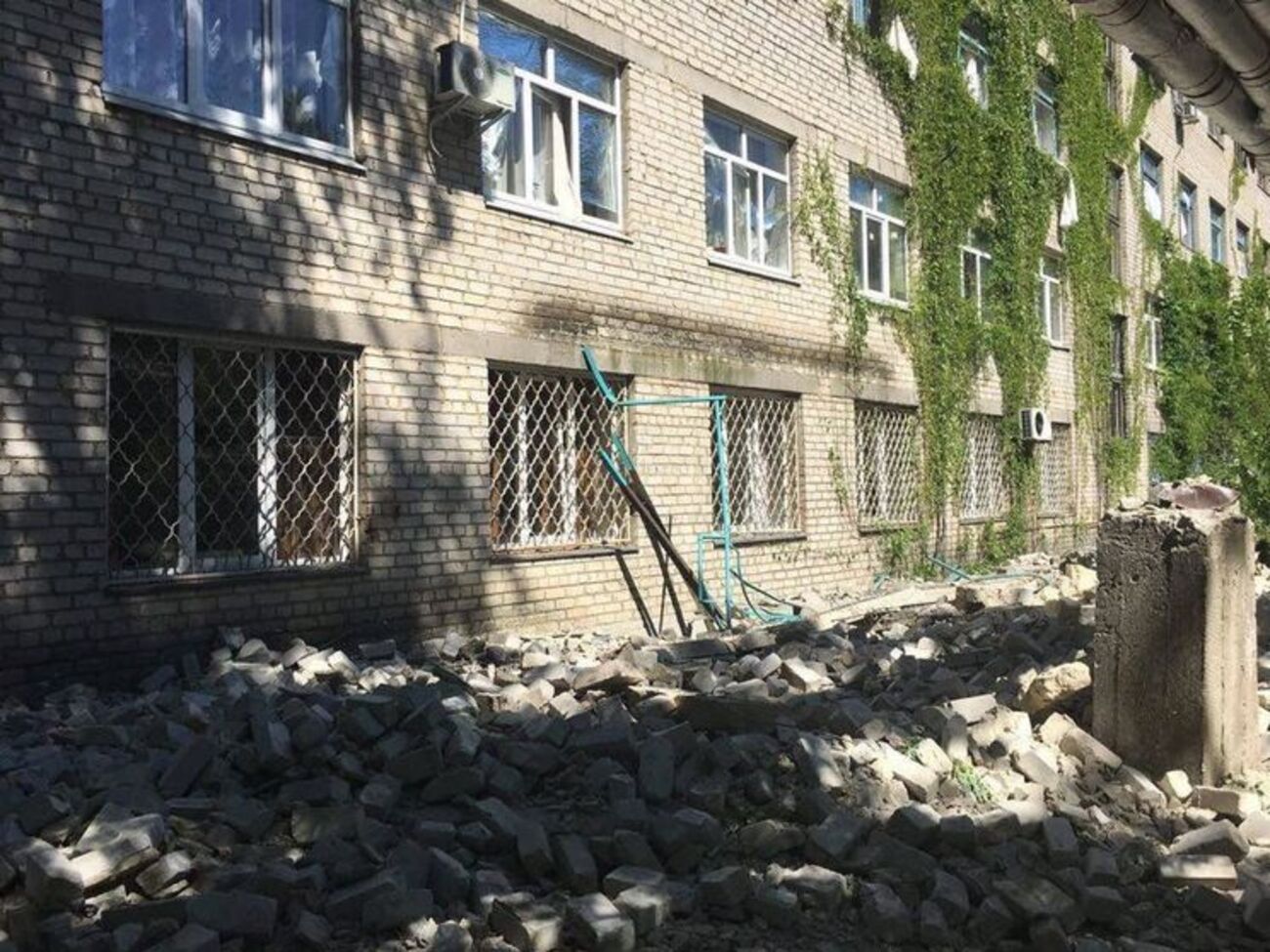 Водопостачання у Красногорівці відновили, однак місто сильно постраждало від обстрілу