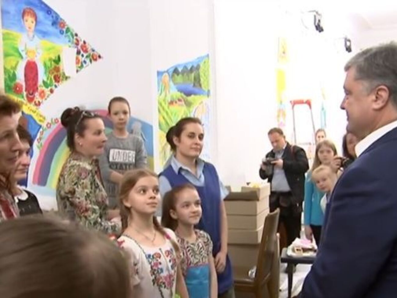 Діти намалювали на стінах другого поверху Адміністрації Президента України патріотичні малюнки