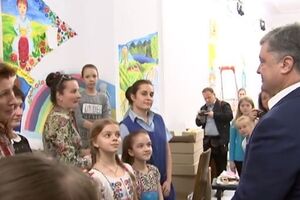 Діти намалювали на стінах другого поверху Адміністрації Президента України патріотичні малюнки