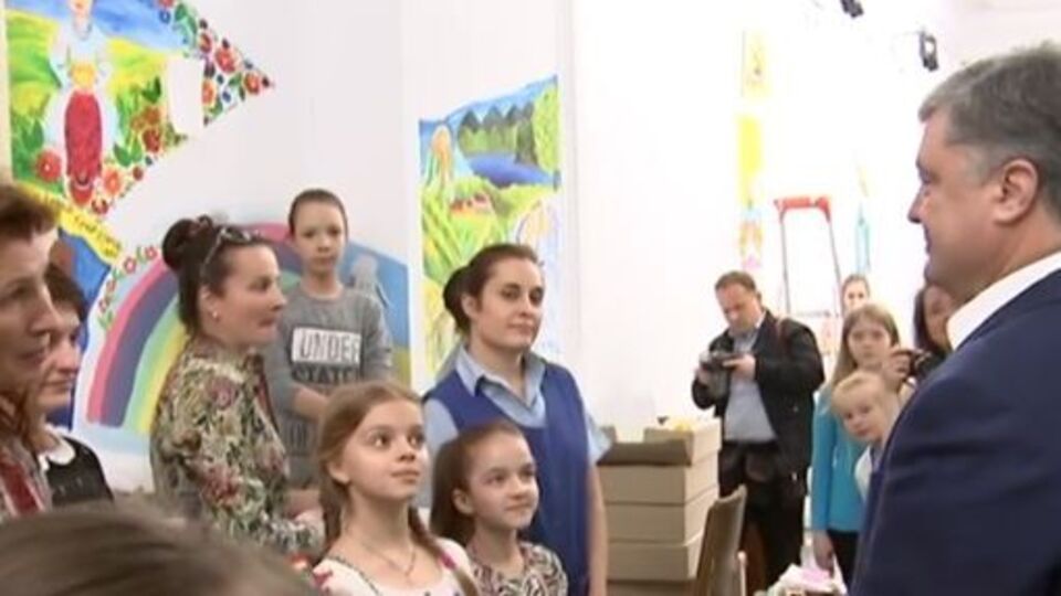 Діти намалювали на стінах другого поверху Адміністрації Президента України патріотичні малюнки