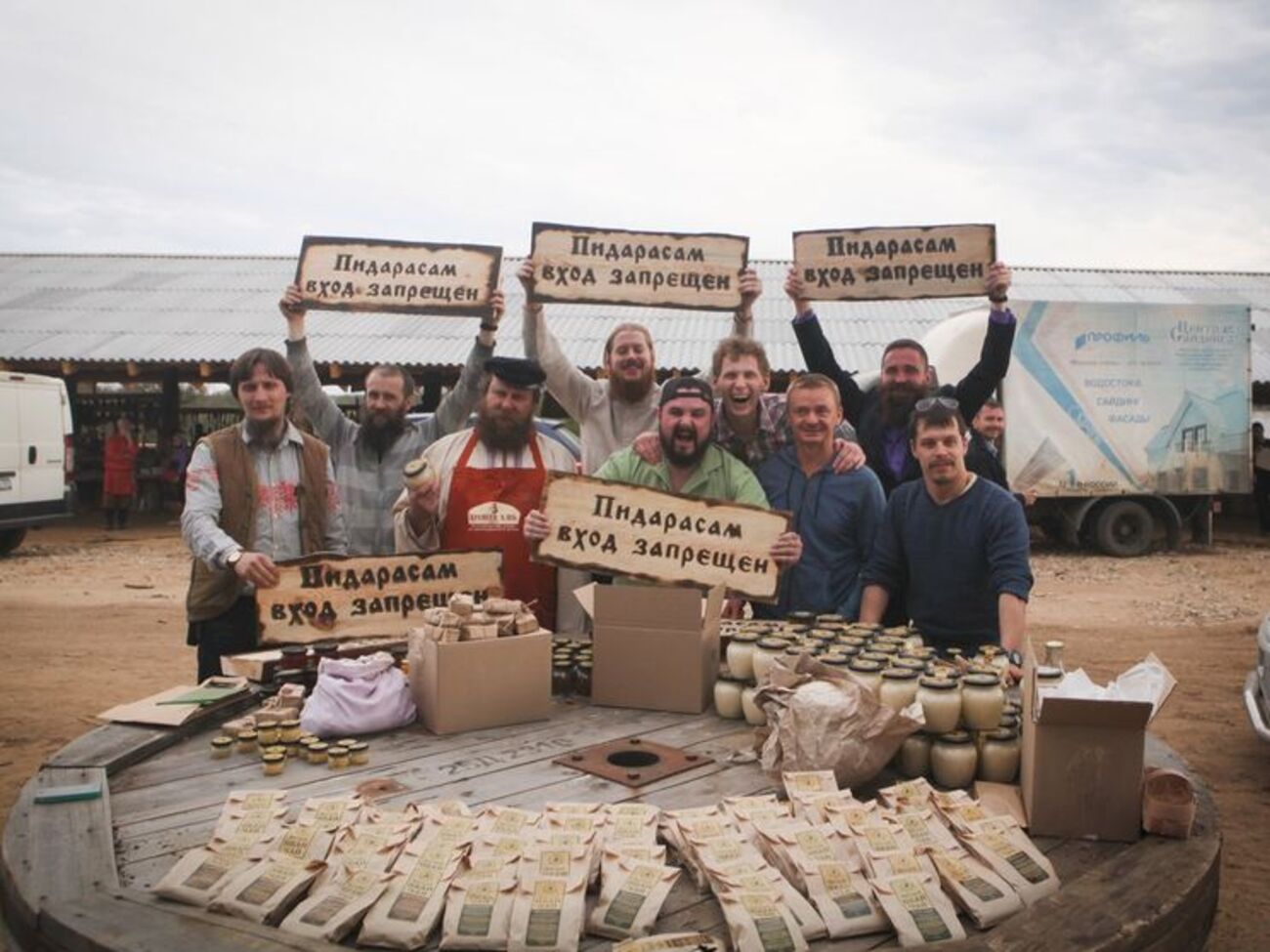 Стерлигов метит табличками, посвященными "п...дарасам", все свои торговые точки