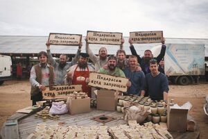 Стерлигов метит табличками, посвященными "п...дарасам", все свои торговые точки