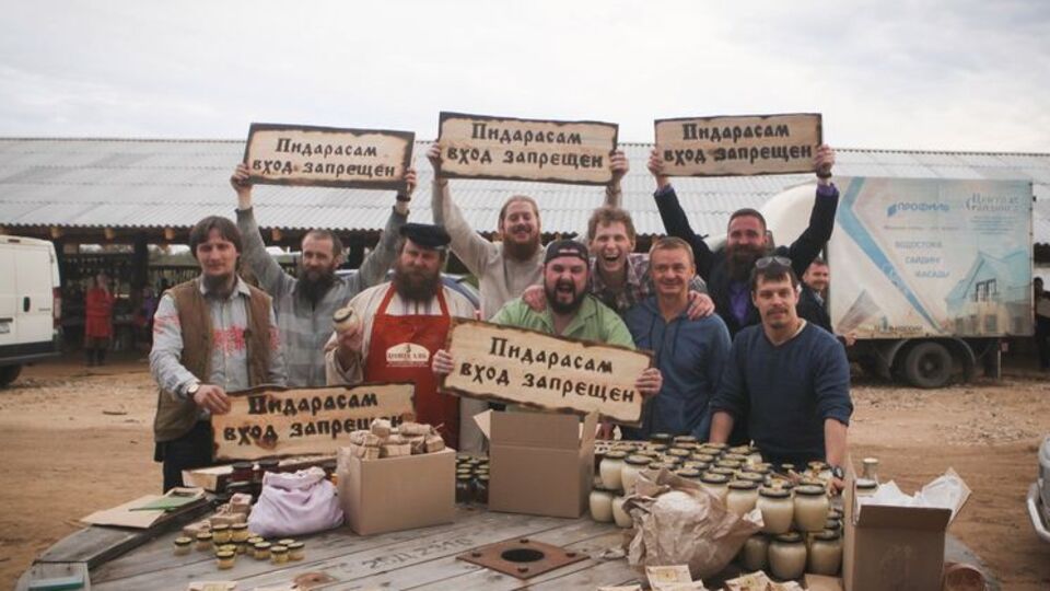 Стерлигов метит табличками, посвященными "п...дарасам", все свои торговые точки