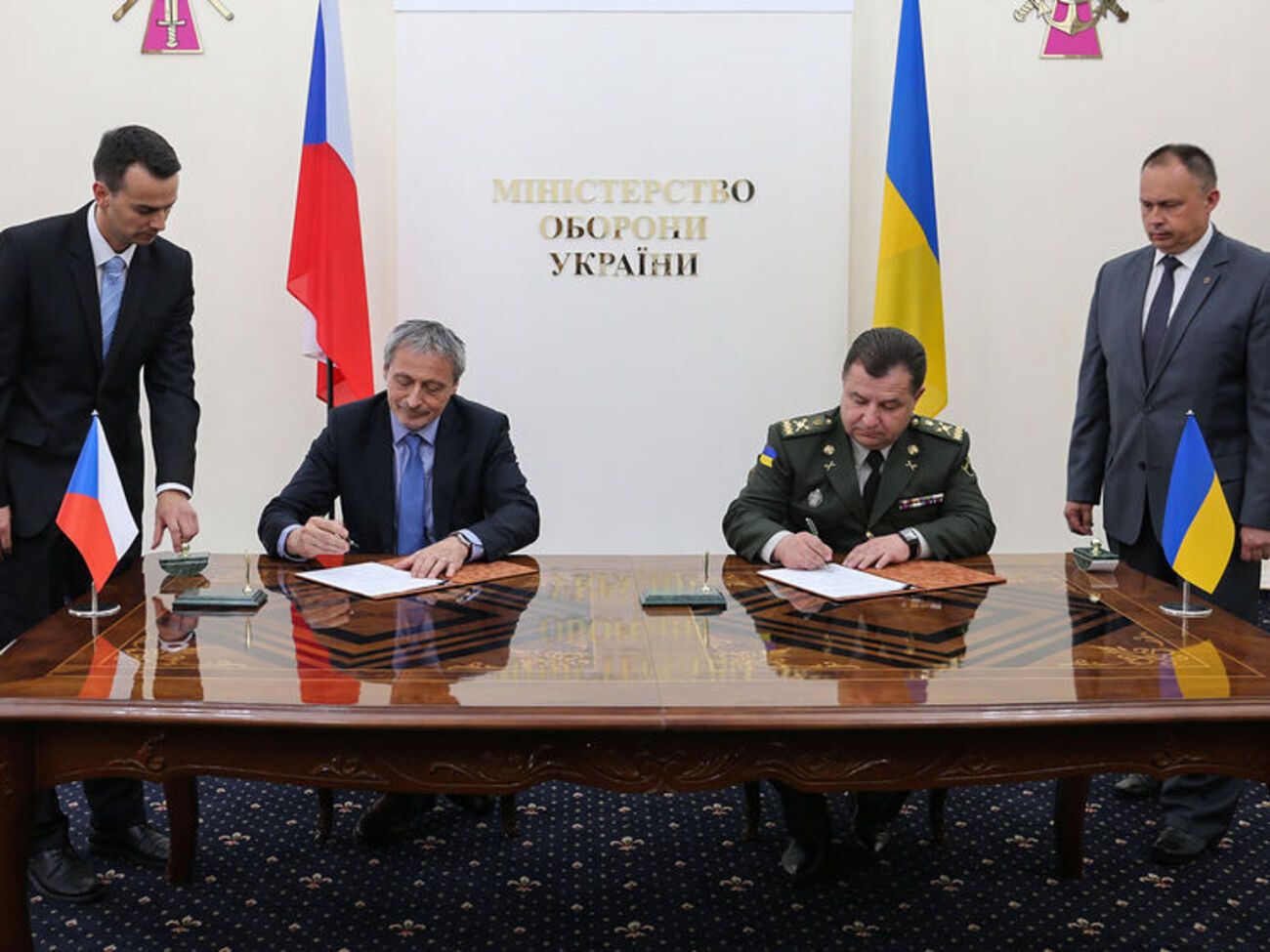 Полторак и Стропницкий договорились поддерживать диалог в области обороны на протяжении 2017 года