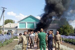 Бойцы антитеррористической операции подожгли шины и выбили стекло в сельсовете