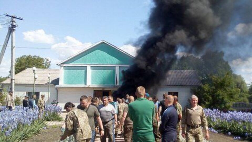 Бойцы антитеррористической операции подожгли шины и выбили стекло в сельсовете